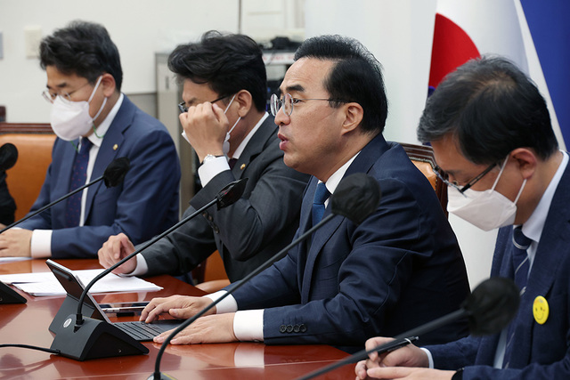 더불어민주당 박홍근 원내대표가 28일 오전 서울 여의도 국회에서 열린 원내대책회의에서 발언하고 있다.  /연합뉴스