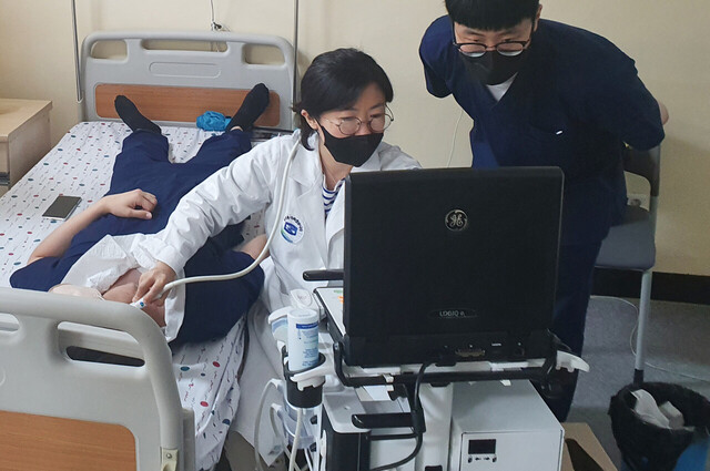 혈관질환 검진과 관련 육지서 파견된 전문의사와 울릉군보건의료원 공중보건의사가 함께 검사를 진행하고 있다.