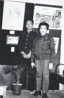 화란회 전시장에서 제자 이상락과 함께(1974년).