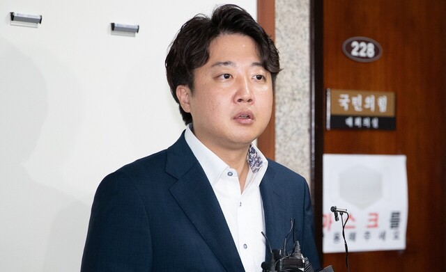국민의힘 중앙윤리위원회에 출석해 '성 상납 증거인멸 교사' 의혹에 대해 소명한 이준석 대표가 8일 오전 국회를 나서며 입장을 밝히고 있다. /연합뉴스