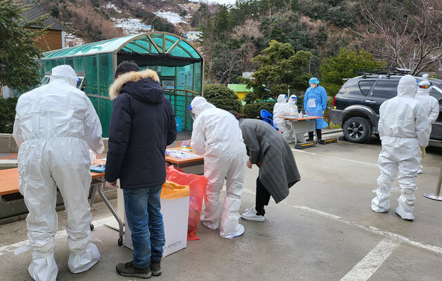 코로나19 검사에 나선 울릉군보건의료원 간호인력