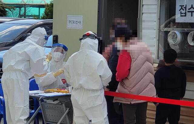 울릉군보건의료원 선별진료소 코로나19검사에 동원된 간호사