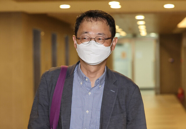 송옥렬 공정거래위원장 후보자가 10일 자진 사퇴 의사를 밝혔다. 사진은 지난 6일 인사청문회 준비 사무실이 마련된 서울 중구 한국공정거래조정원에 출근하고 있는 모습. /연합뉴스