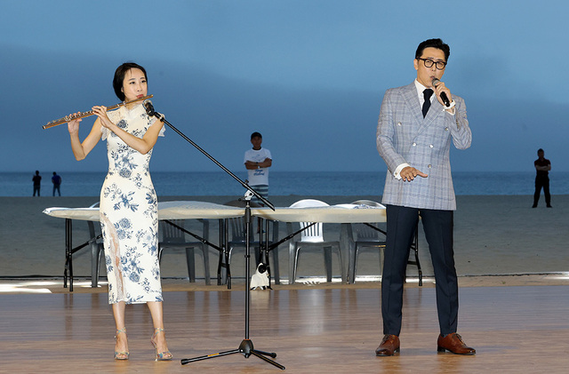 탱고 연주 듀오 로베르트(성악가)와 릴리(플루티스트)가 플루트 연주와 아름다운 목소리로 탱고 음악을 들려주고 있다.