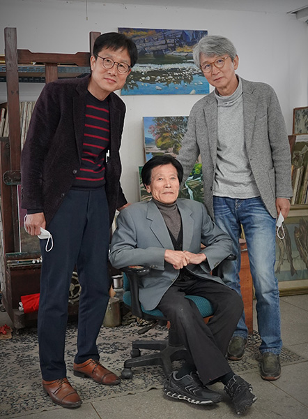 김두호 화실에서. 왼쪽 최복룡(전 포항미협 회장), 오른쪽 류영재(포항예총 회장).