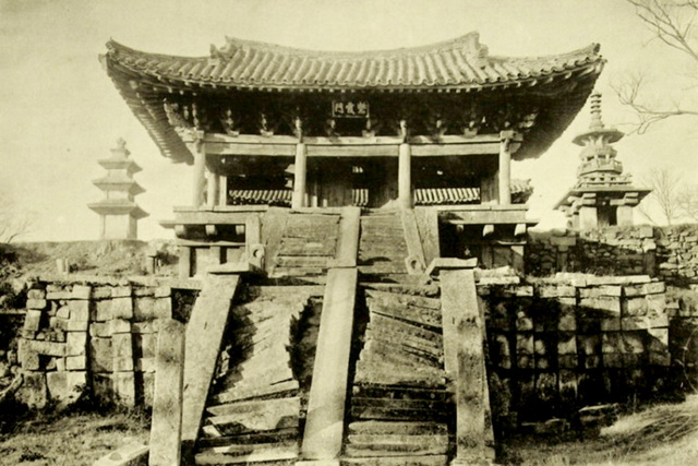 청운교와 백운교가 뒤틀린 모습.