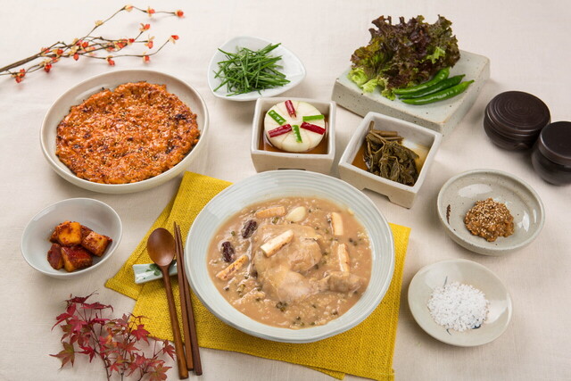 달기약수로 요리한 닭백숙과 닭불고기. /청송군 제공