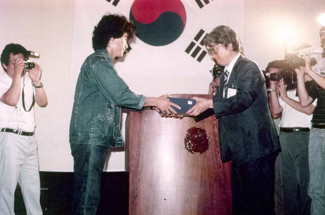 1983년 7월25일 고 홍순칠 대장으로부터 감사패를 받는 정광태씨 