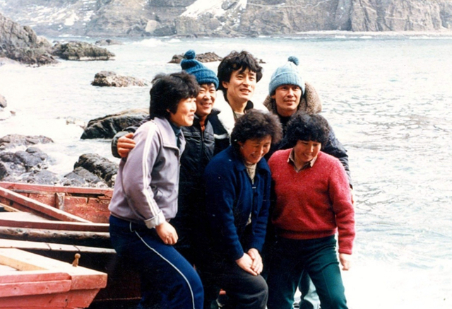 1984년 3월1일 독도를 방문 해녀들과 함께 기념촬영