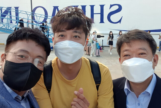 25일 울릉크루즈편으로 울릉도에 도착한 이준석 대표와 남한권울릉군수 