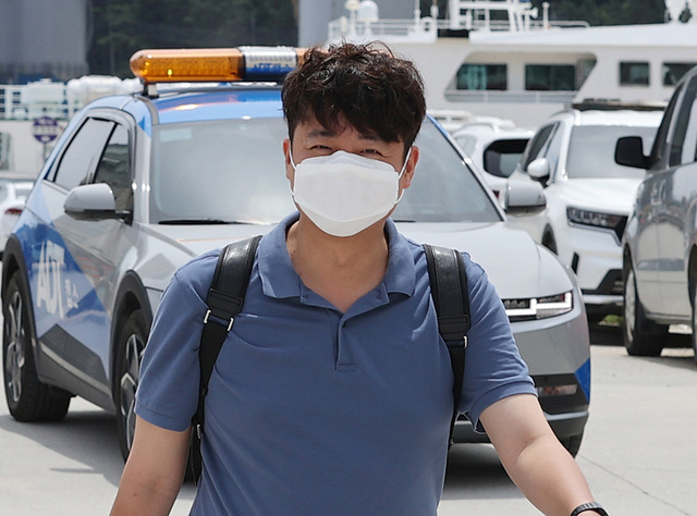 국민의힘 이준석 대표가 27일 경북 울릉군 사동항 여객터미널에서 선박 탑승을 위해 이동하고 있다.  /연합뉴스