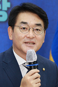 박용진 의원이 31일 대구시당에서 지역 기자들과 간담회를 하고 있다.  /연합뉴스
