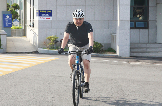 자전거로 출퇴근 하는 김재욱 군수.   /칠곡군 제공