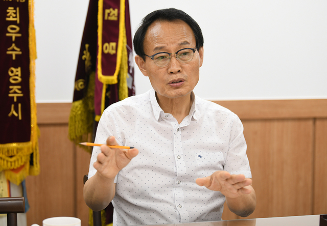 박남서 영주시장이 시정에 대해 설명하고 있다.