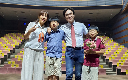 김상호 교수의 연극무대에서 가족 사진.