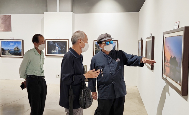 독도는 우리 땅을 부른 정광태 울릉도독도홍보대사가 사진에 대해 설명하고 있다.