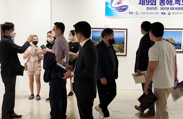 울릉독도, 동해 특별사진전을 기획한 길종성 독도사랑회 회장이 관람객들에게 설명을 하고 있다.