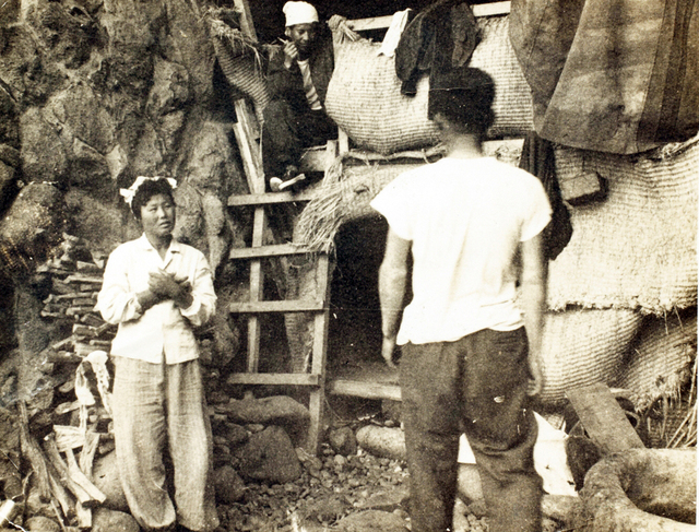 임시 숙소로 사용하던 물골(1950년대 말 독도 서도) /경북도제공