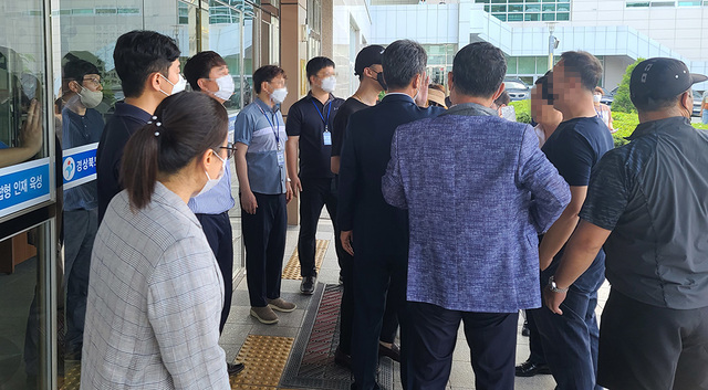 18일 지곡 비대위가 포항교육지원청 관계자와의 면담을 위해 청사 내부로 들어가던 중 의견 충돌이 발생하면서 실랑이가 벌어졌다.  /이시라기자 sira115@kbmaeil.com