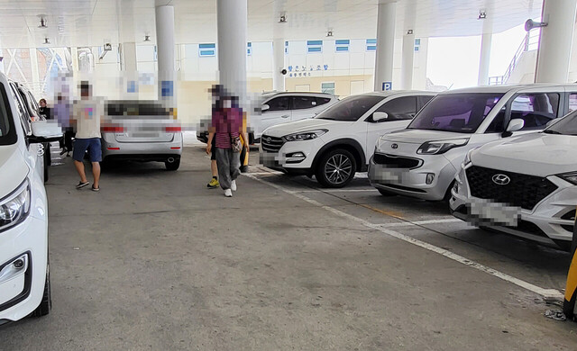 도동항 주차장 입구를 막은 차량들 이 길이아니면 주자창으로 진입할 수 없다. 따라서 뒤쪽에서도 집입할 수 있도록 해야한다는 지적이다. 