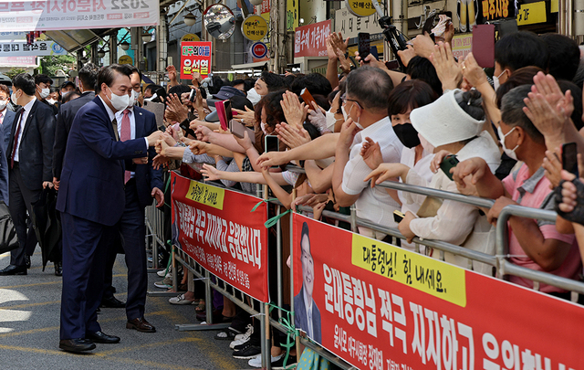 26일 오후 대구 서문시장을 방문한 윤석열 대통령이 환호하는 시민들과 인사하고 있다. /이용선기자 photokid@kbmaeil.com 