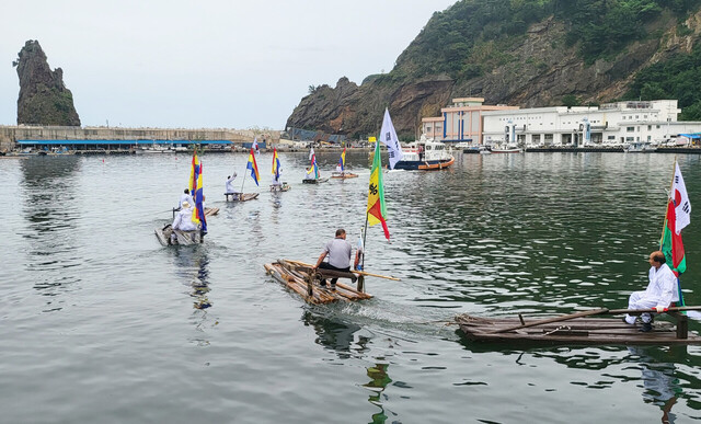 동해해경울릉파출소가 울릉도 어민들과 화합과 친목을 다지기 위한 페레이드를 펼치고 있다. /김두한 기자