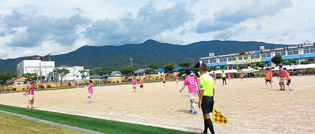 지난 8월 13일부터 15일까지 3일 동안 포항시 북구 신광면 신광중학교 운동장에서 열린 신광면민 축구대회 모습.