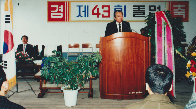 동지중학교 졸업식에서 치사를 하고 있는 한동웅 교장.