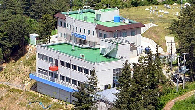 울릉도 기후변화감시소 (앞건물) 뒤 건물은 울릉도 기상관측소다