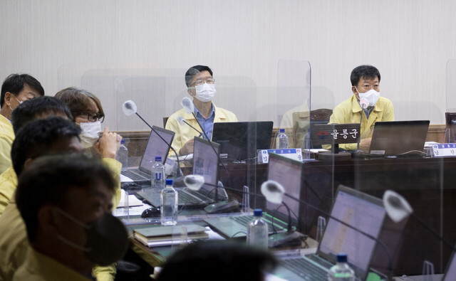 군청 상황실에서 제11호 태풍 ‘힌남노’ 대비를 위한 관계 기관단체들이 모여 상환판단회의를 개최했다 / 울릉군청제공