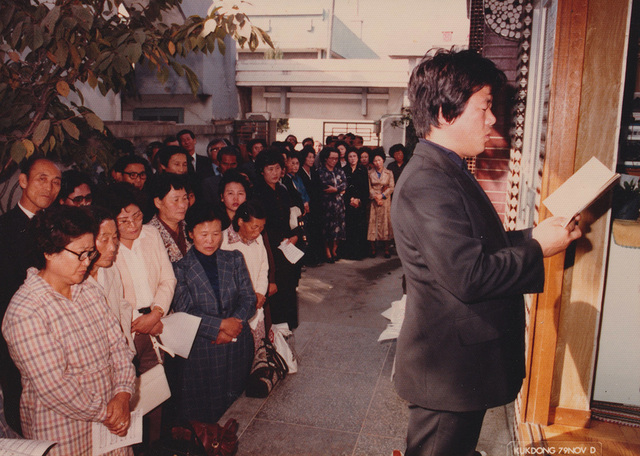 한흑구 선생의 장례식. 아동문학가 손춘익이 추도사를 하고 있다(1979년).