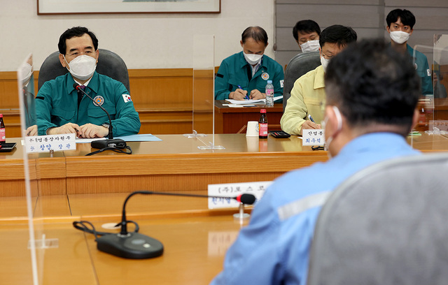 8일 오후 포항 철강관리공단사무소 회의실에서 이창양 산업통상자원부 장관(왼쪽)이 천시열 포항제철소 부소장의 태풍 피해상황과 복구대책에 대한 브리핑을 듣고 있다. /이용선기자 photokid@kbmaeil.com