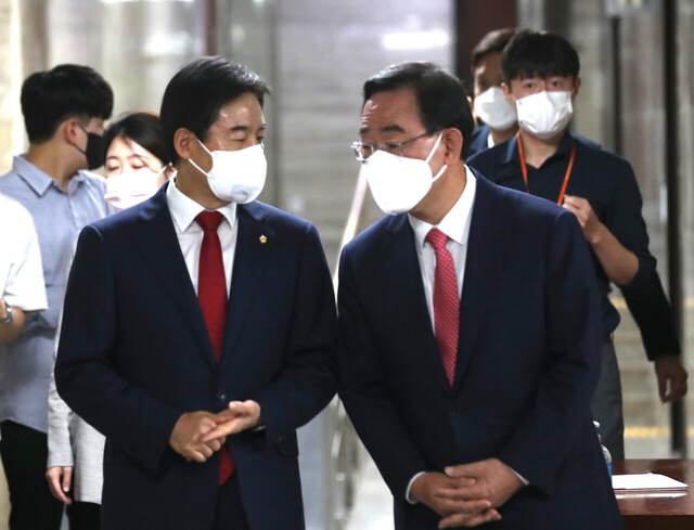 19일 국회 본청에서 열린 국민의힘 원내대표 선출을 위한 의원총회에 주호영 후보자와 이용호 후보자가 입장하고 있다. /연합뉴스