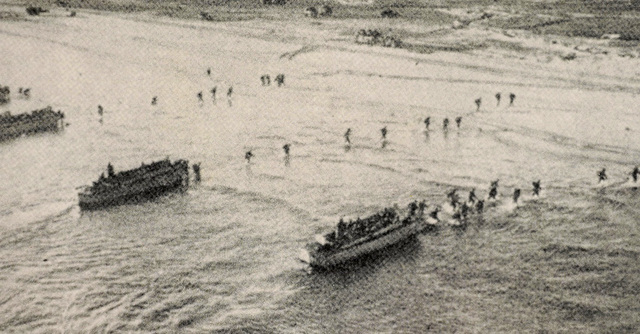 원산 상륙을 감행하는 해병대 용사(1950년 10월 27일).
