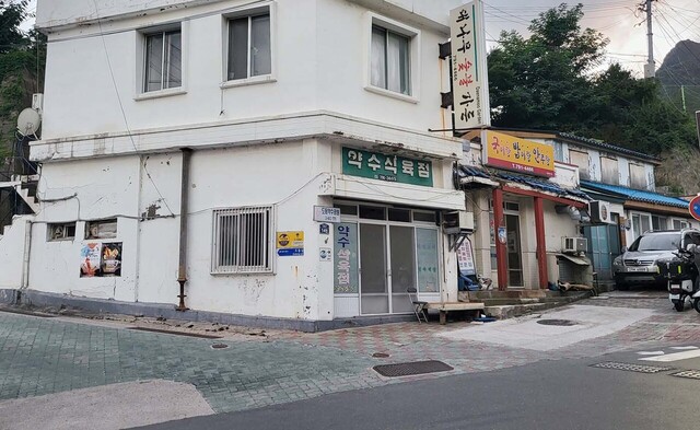 앞에 보이는 건물 뒷편 높은 곳에 울릉중학교 운동장이 있다 /김두한 기자