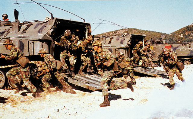 상륙 돌격하는 해병대. /출처: 해병대사령부‘사진으로 본 해병대 50년사(1949∼1999)’
