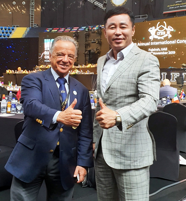 송석영 위원장이 IFBB 라파엘 산토야 회장과 영주대회 성공을 다짐하고 있다.