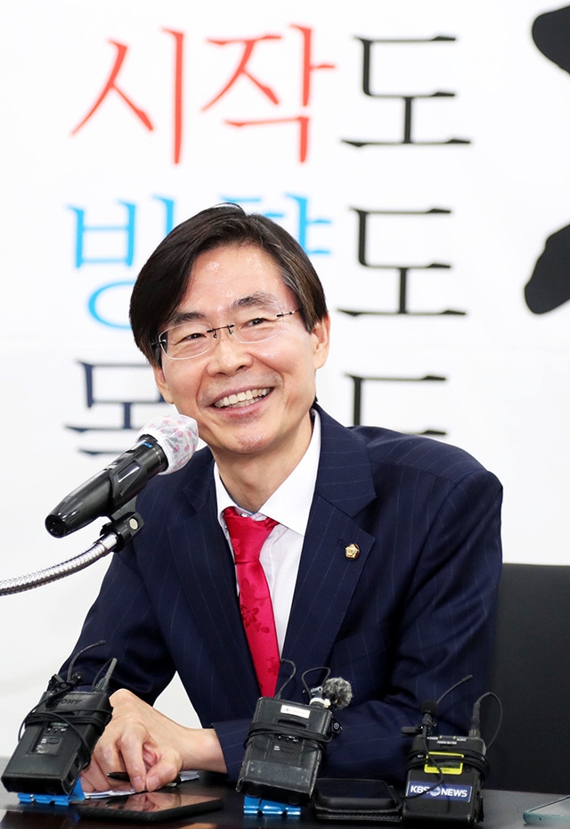 국민의힘 조경태 의원이 28일 오후 대구시당에서 지역 기자들과 간담회를 하며 질문에 답하고 있다.  /연합뉴스