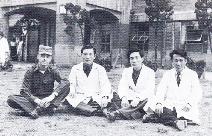 동산의료원 소아과장 시절의 김종원(오른쪽 첫 번째).  /이한웅 콘텐츠연구소 상상 대표 제공