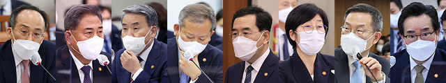 윤석열 정부 초대 내각 장관들이 4일 서울 여의도 국회에서 열린 국정감사에서 의원들의 질의에 답변하고 있다. 왼쪽부터 추경호 경제부총리, 박진 외교부 장관, 이종섭 국방부 장관, 이상민 행정안전부 장관, 이창양 산업통상자원부 장관, 한화진 환경부 장관, 이종호 과기정통부 장관, 정황근 농림축산식품부 장관.  /연합뉴스