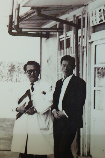 선린병원 재단법인 설립 직후. 왼쪽이 김종원. /이한웅 콘텐츠연구소 상상 대표
