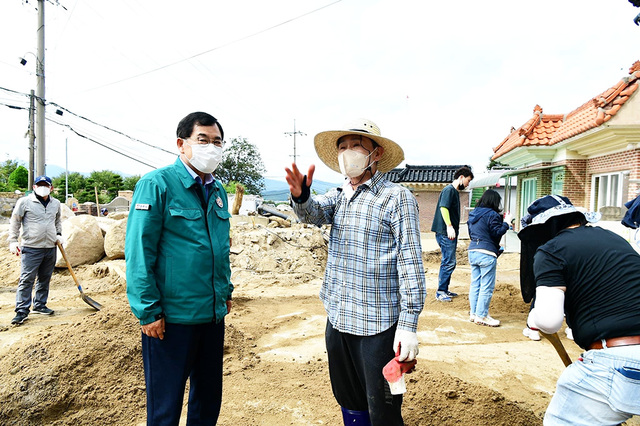 경주 수해복구 현장을 찾은 이남철 군수(우측).  /고령군 제공