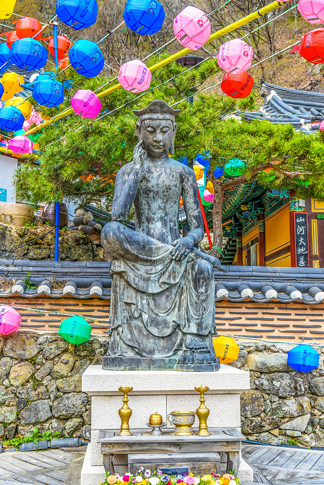 청량사 경내 불상.