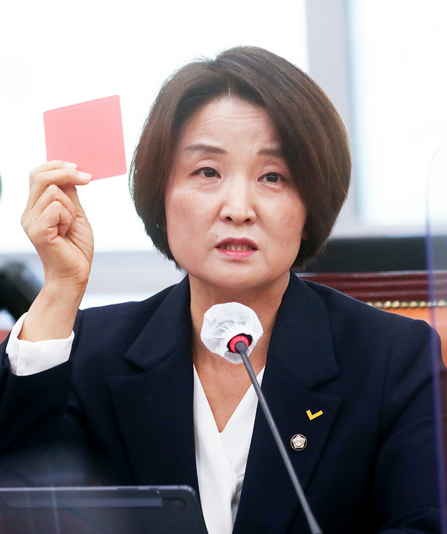 정의당 이은주 의원이 12일 환경노동위 국정감사에서 김문수 위원장의 과거 막말 등에 대한 사과가 미흡하다며 ‘레드카드’를 들어보이고 있다.  /연합뉴스