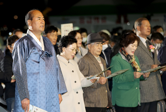강영석 상주시장, 안경숙 상주시의회 의장과 시민들이 상주 시민의 노래를 합창하고 있다.
