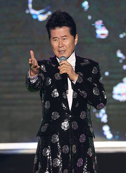 국민 가수 태진아가 자신의 주옥같은 히트곡을 열창하고 있다.