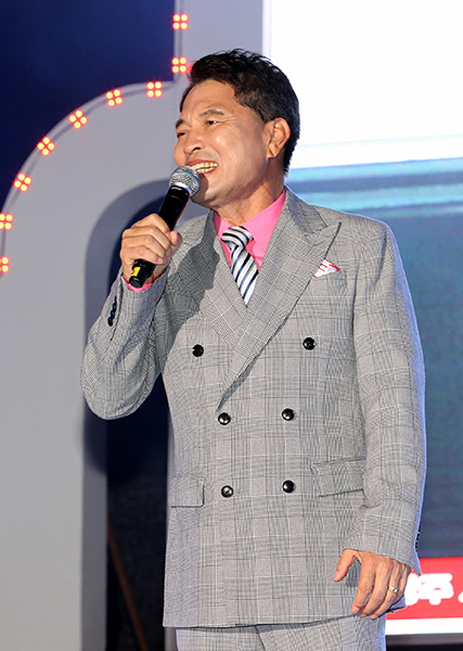상주시 면장 출신 지역가수 김주태가 트롯 메들리를 열창하고 있다