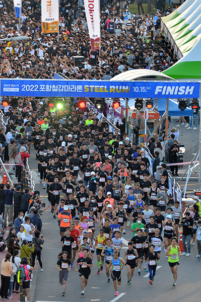 10km 참가한 선수들이 출발 신호에 맞춰 힘차게 출발하고 있다.