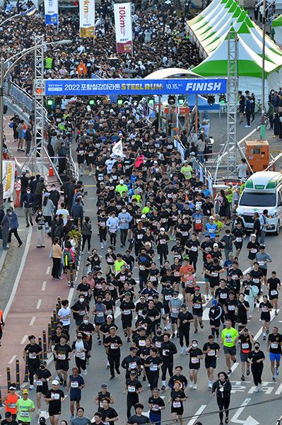 5km 참가한 선수들이 출발 신호에 맞춰 힘차게 출발하고 있다.