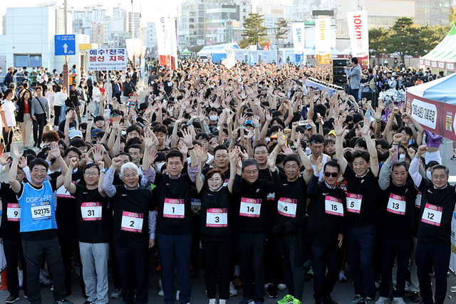 5km 출발선에서 이강덕 포항시장, 백인규 포항시의회 의장, 김정재 국회의원, 최윤채 경북매일신문 사장을 비롯한 지역의 기관·단체장과 시민들이 함께 손을 들어 파이팅을 외치고 있다.